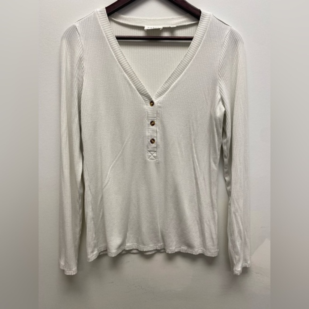 4 for $25 🤍 Cyrus Essentials Ribbed Henley Top 🤍 - Medium